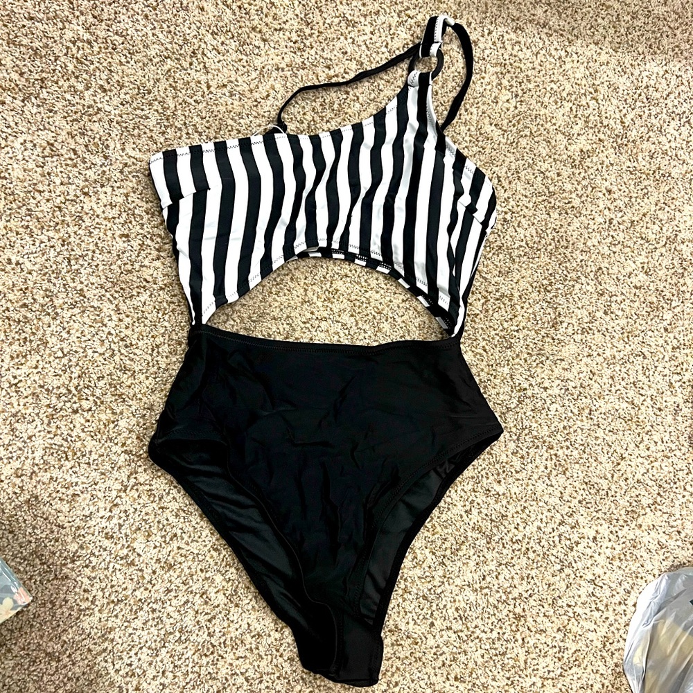 CUPSHE- Size M, NWT